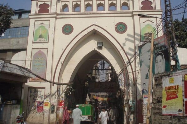 Mother, daughter fall into manhole in Bhati Gate Lahore
