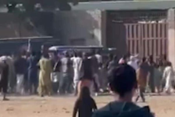 PTI rioters pelt stones at police during Karachi jalsa