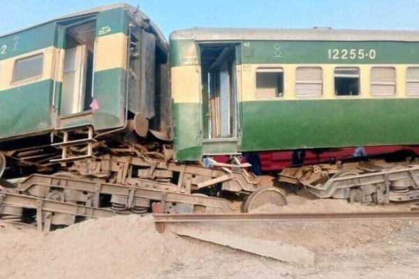 Train derails near Lodhran, rescue efforts underway