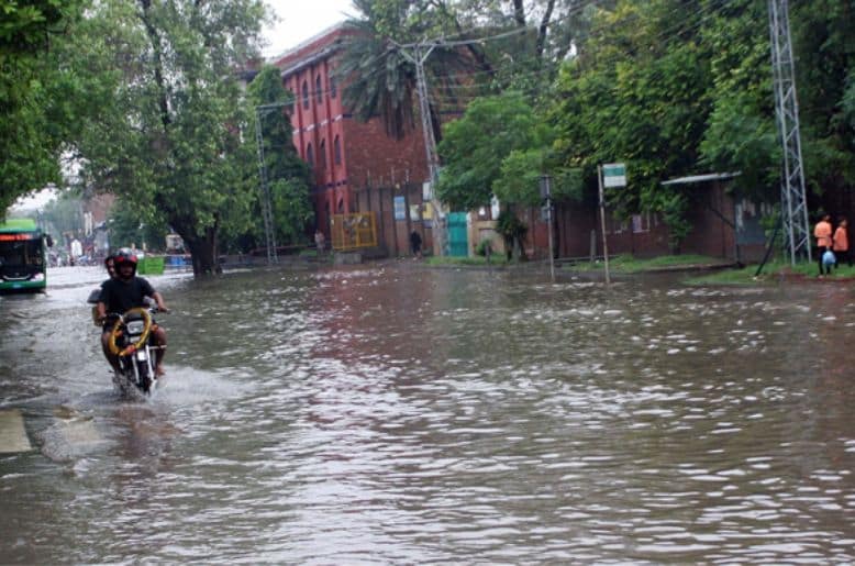 Heavy rain causes widespread LESCO feeder faults in Lahore