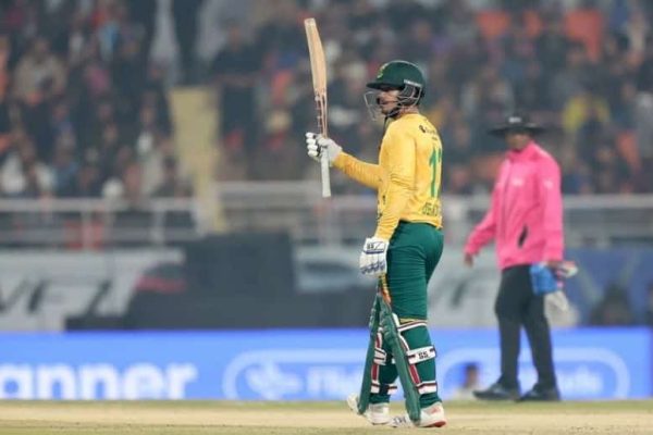 Quinton de Kock stars as South Africa chase 222