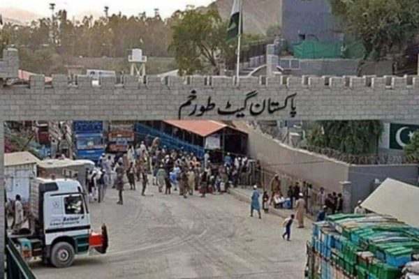 Afghan Taliban set fire to Torkham market in Afghanistan, accuse Pakistan