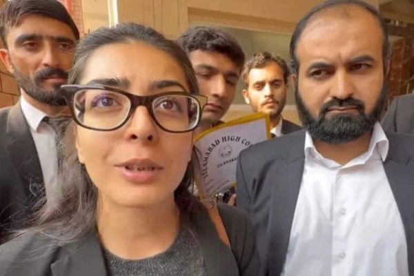 Aurat March calls for protest against the arrests of Imaan Mazari and Hadi Chattha