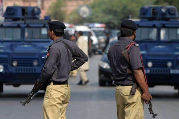 Karachi: Police arrest two robbers in injured condition, weapons recovered