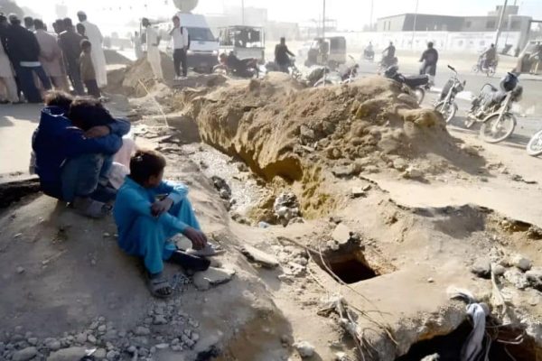 Four dead bodies recovered from manhole in Karachi
