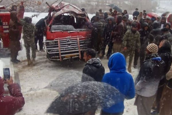 Pakistan Army rescues passengers after coach accident in Chitral