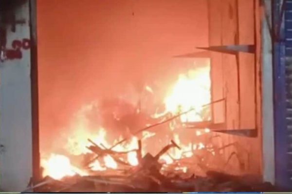 Fire erupts at shopping mall on Karachi’s MA Jinnah road
