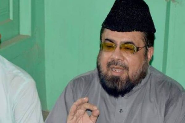 Young girl stops Mufti Qavi from chanting pro-Imran Khan slogans in Islamabad  