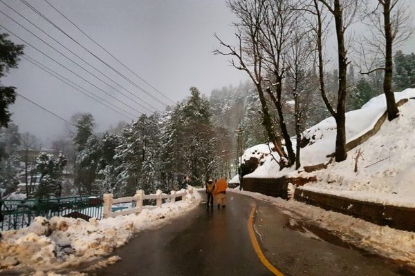 Murree roads opened for tourists to enjoy snowfall: DPO