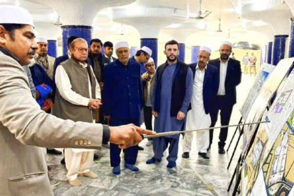 Nawaz Sharif, Ishaq Dar visit shrine of Hazrat Ali Hajveri ‘Data Darbar’  