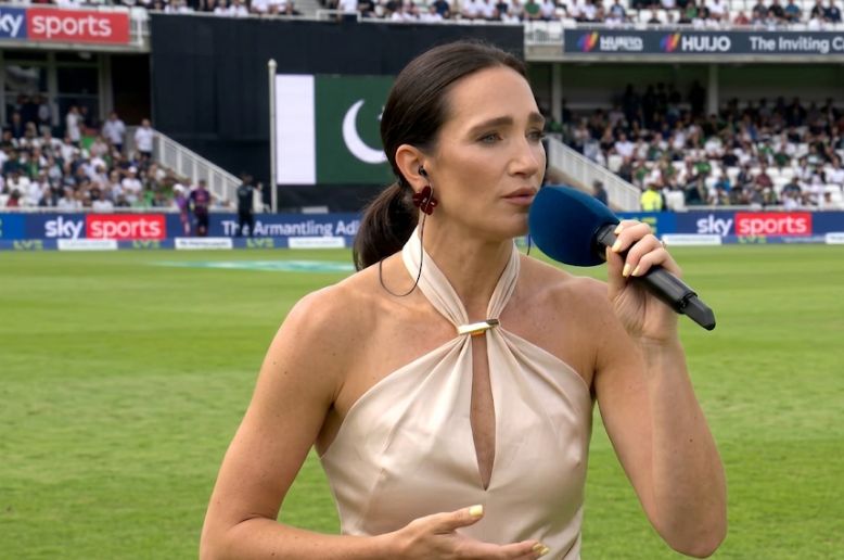 British singer wins hearts with Pakistan anthem at Headingley