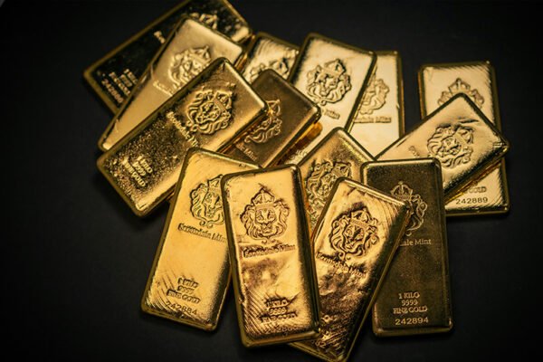 Gold price in Pakistan jumps more than Rs11,200 per tola as global rates surge