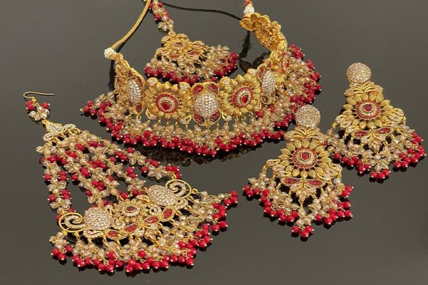 Gold price in Pakistan rises over Rs25,000 per tola in three days