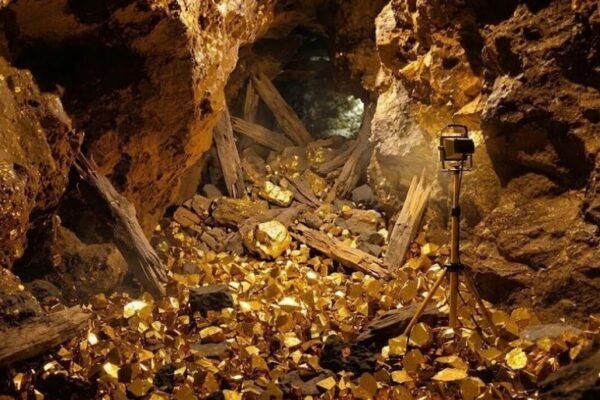 Gold mine collapse in Africa shocks the world, over 100 dead