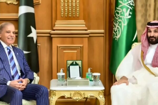 PM Shehbaz Sharif meets Saudi Crown Prince Mohammed bin Salman in Makkah