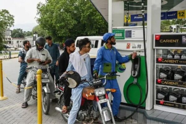 Federal govt announces Rs 22 per liter reduction in fuel prices