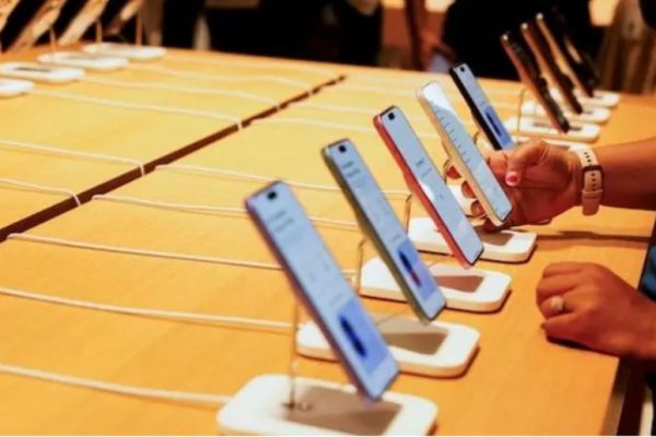 Govt slashes regulatory duty on imported mobile phones by 20%