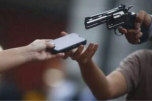 Street crime alarms rise as young man robbed in Karachi