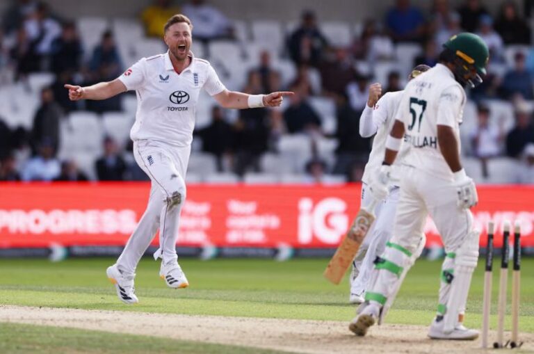 Pakistan suffer major batting collapse as England dominate first test