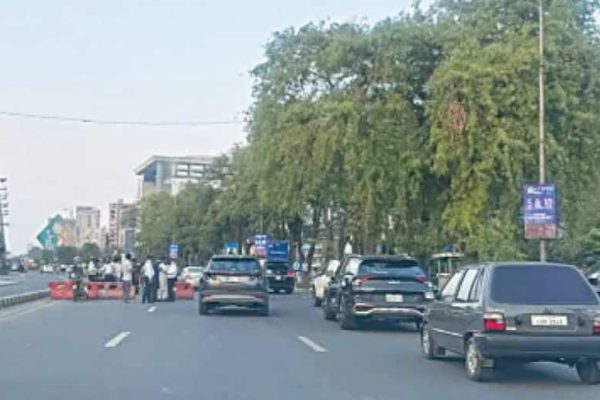 Lahore traffic police in action: blacklist vehicles over unpaid e-challans