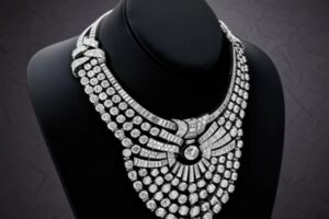 Priceless necklace of Egyptian queen stolen