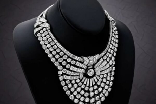 Priceless necklace of Egyptian queen stolen