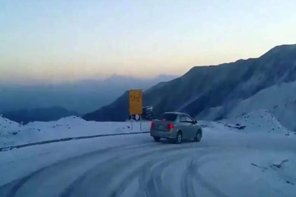 Unexpected snowfall hits Pakistan during heatwave
