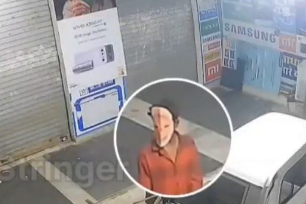 Thief wears Indian PM Modi mask to outsmart police