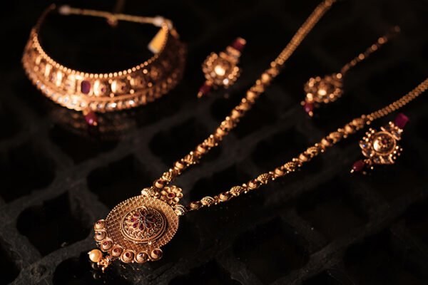 Gold price in Pakistan today: per tola rate drops further