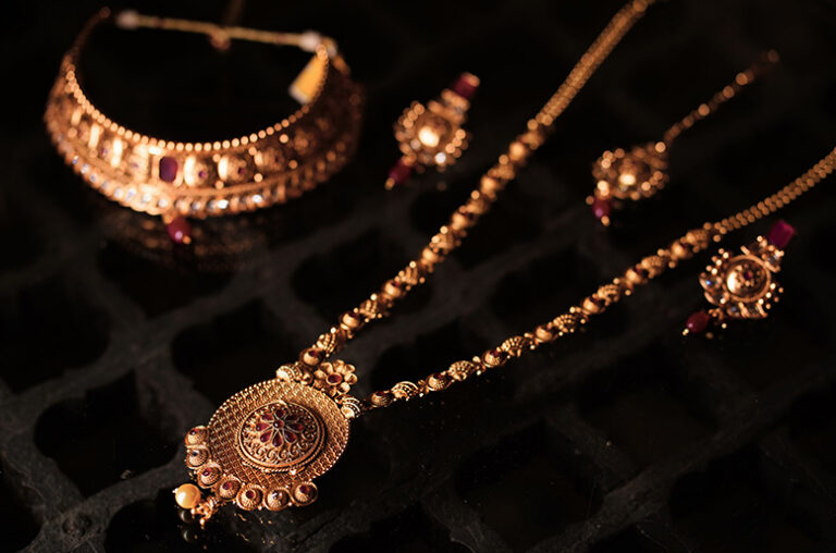 Gold price drops in Pakistan
