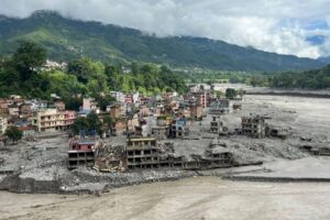 Nepal death toll tops 1,000 as rescuers search tunnels