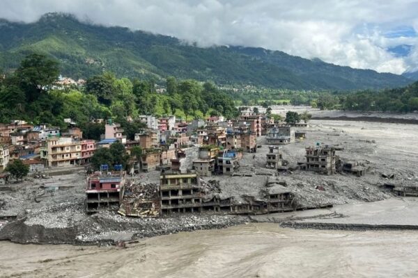 Nepal death toll tops 1,000 as rescuers search tunnels