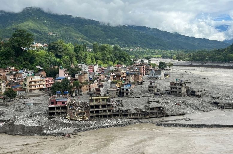 Nepal death toll tops 1,000 as rescuers search tunnels