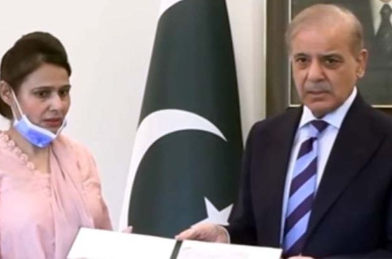 PM Shehbaz praises nurse Razia Noreen for brave effort to save newborn