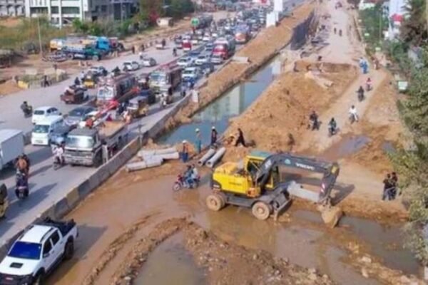 Karachi University Road mixed-traffic lane set to open by Sept 15