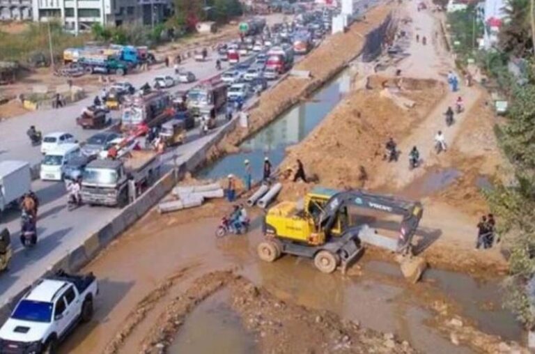 Karachi University Road mixed-traffic lane set to open by Sept 15