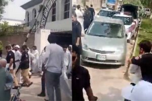 Police baton-charge nursing students during Hayatabad protest