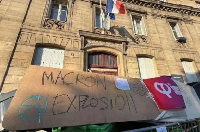 French teens blockade schools
