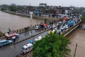 Heavy Rain Lashes twin cities as departments put on alert