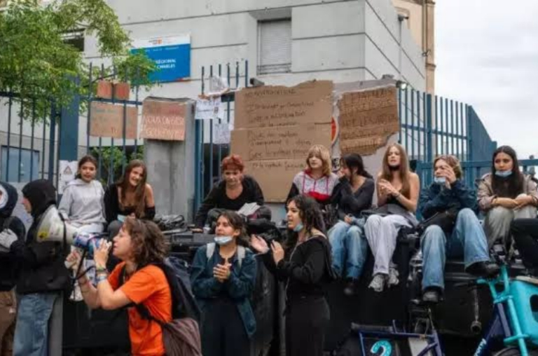 French High Schools Shut