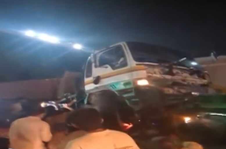 Speeding trailer crushes car in Garhi Shahu Lahore: complete accident details