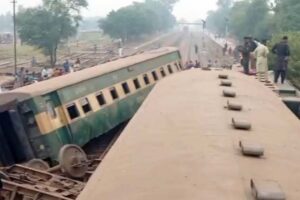 Five killed, several injured as Rahman Baba Express derails near Multan