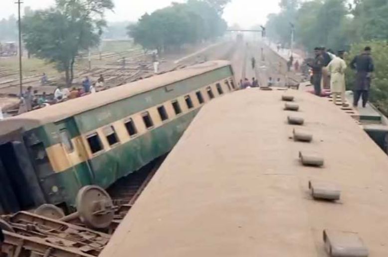 Five killed, several injured as Rahman Baba Express derails near Multan